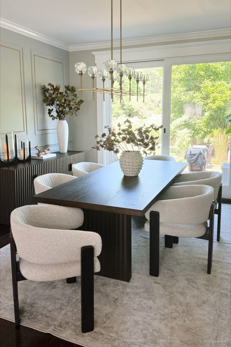 Loved for their timeless elegance and versatility, dark dining table is the perfect piece for a modern home - Sloane's fluted legs were designed to impress your guests each time💭 🔍: Sloane Dining Table, Sloane Sideboard 📸: @apieceofmyglamhome Dining Room Ideas Black Table, Black Modern Dining Table, Dining Room Design Modern Chic, Chic Dining Room Table, Studio Mcgee Dining Room, Modern Home Decor Dining Room, Dark Dining Table, Block Dining Table, Dining Room Ideas Modern