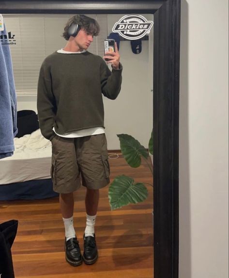 Baggy Cargo Shorts Outfit Men, Cargo Shorts Men Outfits, Brown Shorts Outfit, Mens Streetwear Aesthetic, Hip Hop Style Outfits, Cargo Shorts Outfit, Normcore Outfits, Mens Shorts Outfits, Trendy Boy Outfits