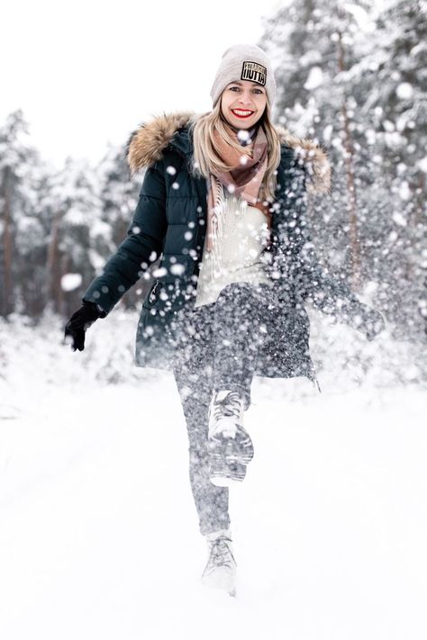 Zhest Photo Snow, Photography Snow Ideas, How To Pose In Snow Picture Ideas, Posing In Snow, Photography Poses In Snow, Photography In Snow Ideas, Snow Portraits Women, Photos In Snow Ideas, Pose In Snow Photo Ideas