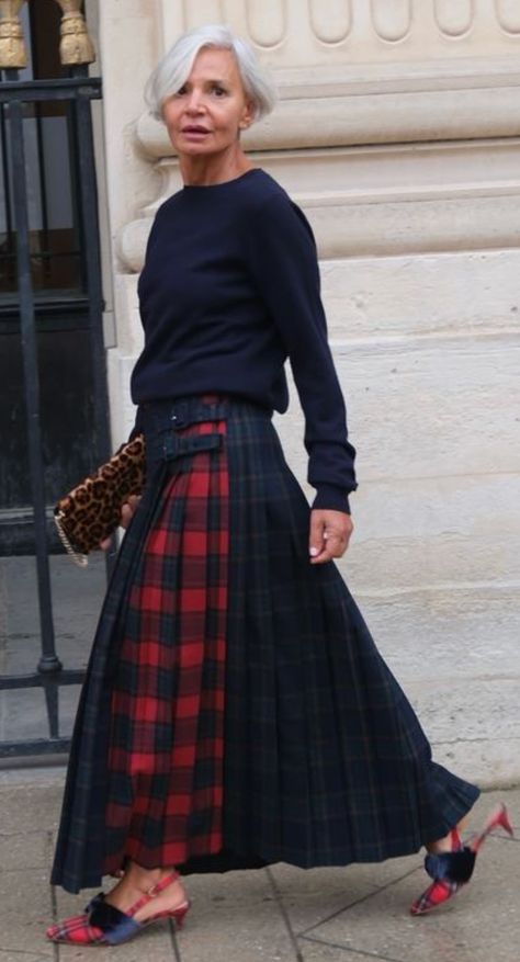 Tartan Skirt Street Style, Womens Kilt Outfit, Quilted Skirt Outfit, Tartan Skirt Outfit Winter, Tartan Outfit Women, Tartan Skirt Outfit, Tartan Skirts, Tartan Fashion, Tartan Skirt