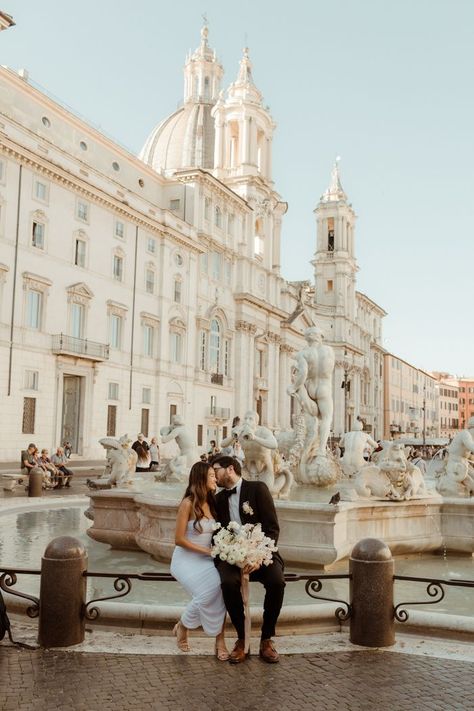 Exploring Italy in this Intimate Rome Elopement | Junebug Weddings Rome Elopement Photography, Italy Elopement Photography, Wedding In Rome, Elopement Dresses, Italy Elopement, Wedding Planning Templates, Rome Wedding, Monumental Architecture, Explore Italy