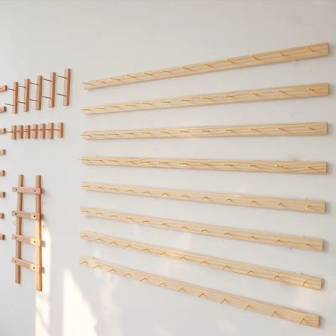 Grid Wall Jewelry Display, Jewelry Rack For Wall, Store Earring Display, Jewelry Wall Display Boutique, Earring Display For Boutique, Accessory Wall Display, How To Display Keychains, Jewelry Shop Ideas, Boutique Earring Display