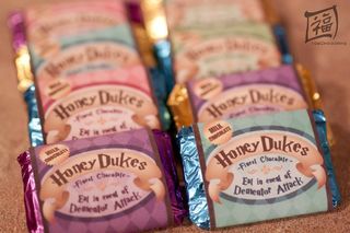 In this tutorial I'll show you how to make mini honeydukes chocolate bars. You can make the mini chocolate bars as I did or buy any mini chocolate bars and put the... Harry Potter Candy Bar Labels, Honeydukes Aesthetic, Honeydukes Candy Bar, Honeydukes Labels, Honeydukes Candy, Honey Dukes, Harry Potter Candy, Movie Food, House Aesthetics