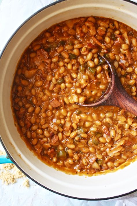 Brown Sugar Maple Baked Beans Maple Baked Beans Recipe, Brown Sugar Baked Beans, Maple Baked Beans, Veggie Pasta Salad, Homemade Baked Beans, Brown Sugar Recipes, Baked Bean Recipes, Maple Brown, Great Northern Beans