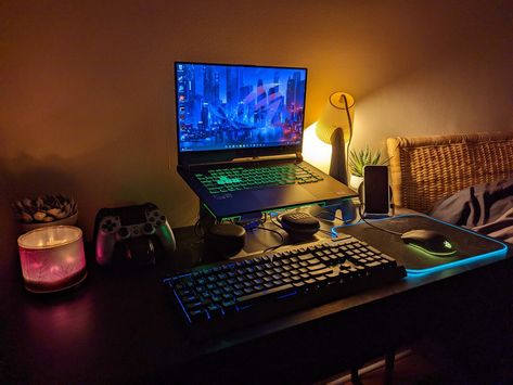 Cozy setup for laptop Laptop Setup Work Spaces, Laptop Setup Ideas, Gaming Laptop Setup, Laptop Setup, Laptop Gaming Setup, Set Up Gamer, Cozy Setup, Prints Inspiration, Gaming Desk Setup