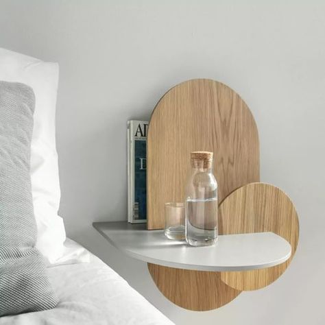 Table de chevet murale design / bois clair Unique Bedside Tables, Floating Bedside Table, Bedside Shelf, Oak Nightstand, Прикроватные Тумбочки, Bedside Table Storage, Grey Oak, Floating Nightstand, Wall Shelves