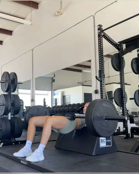 Girl Weight Lifting Aesthetic, That Girl Gym Aesthetic, Girl Lifting Weights Aesthetic, Vision Board Sport, Weight Lifting Aesthetic, Gym Vision Board, Gym Workout Aesthetic, Lifting Aesthetic, Gym Girl Aesthetic