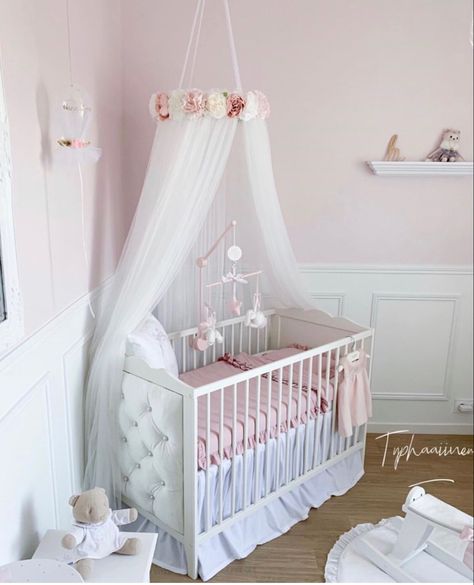 Cot Decoration Ideas, Baby Cot Decoration Ideas, Gold Crib Nursery, Gold Crib, Baby Crib Diy, Girl Nursery Room, Baby Room Inspiration, Baby Cot, Baby Bedroom