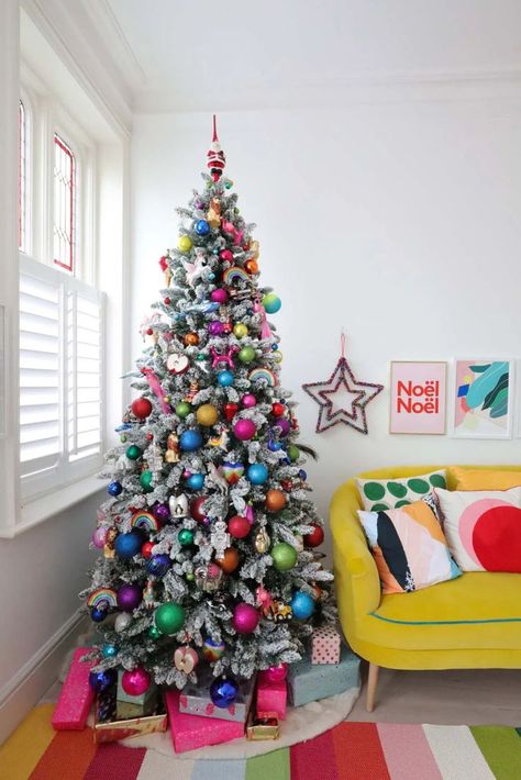 Christmas Tree Colour Scheme, Rainbow Christmas Tree, Flocked Christmas Trees Decorated, Christmas Trees For Kids, Christmas Tree Decorating Themes, Rainbows Christmas, Merry Bright Christmas, White Christmas Trees, Black Christmas Trees