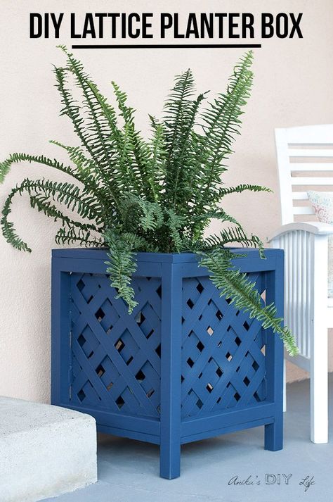 Build this DIY Lattice Planter box with an easy tutorial and woodworking plans. Looks great on any patio or porch. #planter #AnikasDIYLife #outdoorliving #patio #diy #woodworkingprojects #Planterbox Lattice Planter, Diy Lattice, Diy Daybed, Diy Planter Box, Simple Projects, Wood Crafting Tools, Woodworking Classes, Woodworking Projects That Sell, Diy Holz