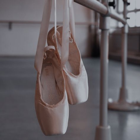 Red Room Marvel, Natasha Romanoff Aesthetic, Pointe Shoes Ballet, Black Widow Aesthetic, Ballet Pointe, Natalia Romanova, Ballet Pointe Shoes, Pointe Shoes, Romanoff