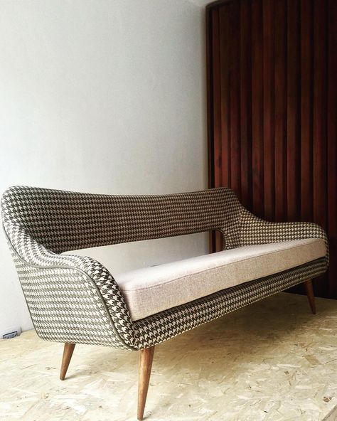 Houndstooth Sofa, Mcm Sofa, Plaid Sofa, Finn Juhl, Hounds Tooth, Couch Sofa, Furniture Inspiration, Sofa Couch, Chaise Lounge