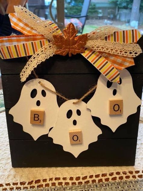 Dollar Store Halloween Crafts, Crafts Diy Easy, Spooky Activities, Halloween Crafts Diy, Halloween Papercraft, Halloween Plaque, Dollartree Diy, Fun Diy Halloween Decorations, Moldes Halloween