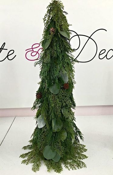 Not finding exactly what I wanted meant I had to create these pretty DIY trees! You can make one of these and decorate it to coordinate with your holiday decor! Christmas Highlights, Diy Trees, Christmas Tree Topiary, Urban Gardening Ideas, Wreath Party, Burlap Trees, Easy Christmas Ornaments, Alternative Christmas Tree, Diy Tree