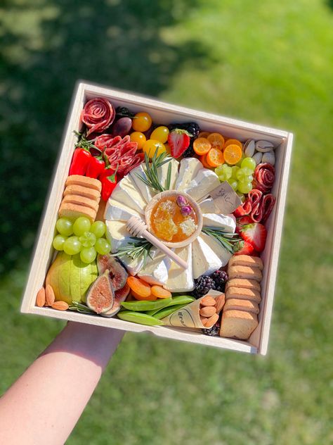 Wooden Grazing Board, Charcuterie Box With Wine Bottle, Charcuterie Gift Box Ideas, Charcuterie Business Ideas, Charcuterie Box Gift, Cheese Box Ideas, Cheese Box Gift, Cheese Board Gift Ideas, Graze Box Ideas