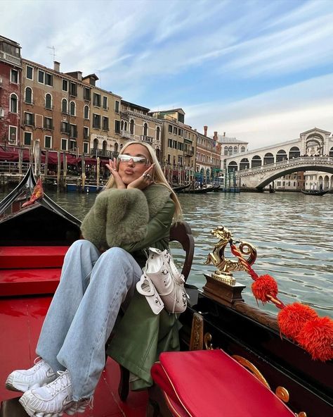 Cute Photos To Recreate, Venice Outfit, Photos To Recreate, Sofia Coelho, Trip To Europe, March 17, Cambridge Satchel Company, Looks Style, Cute Photos