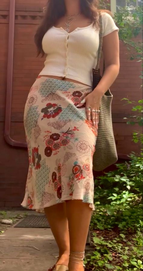 Floral Skirt Outfits Midsize, 32dd Outfits, Spain Outfit Ideas Plus Size, Feminine Outfit Plus Size, Midsize Soft Natural, Old Lady Aesthetic Outfits, Miss Honey Aesthetic Outfits, Arminarshe Outfits, Plus Size Going Out