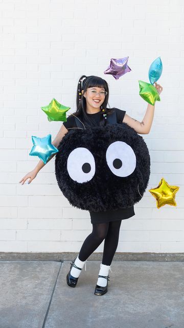 Sam Ushiro on Instagram: "I made this last year for my personal costume, but it quickly became my most requested costume for a tutorial, and I wanted to show you all how to make a soot sprite from Spirited Away and Totoro this year! ⚫️⭐️💫 It’s actually one of my simpler constructions; you can hide any papier-mâché imperfections with the black fur! The eyes are black and white felt hot glued on, and for the stars (Konpeitō candy) I used 12 gauge wire and mini star balloons ☺️ Pleaseee someone get your whole group of friends to do this!!!  #halloween2024 #diyhalloweencostume #diycostume #ghibli #ghiblicosplay #spiritedaway #sootsprites #myneighbourtotoro" Soot Sprite Costume, Galaxy Crafts, Spirit Costume, Felt Eyes, Star Balloons, Soot Sprite, My Neighbour Totoro, Halloween Post, Last Halloween