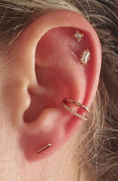 Double helix with conch cuff and bar stud Mid Helix And Conch Piercing, Double Helix With Conch, Conch Piercing Aesthetic, Conch Stud Piercing, Double Conch, Aesthetic Piercings, Ear Piercings Jewelry, Helix Piercing Stud, Conch Cuff