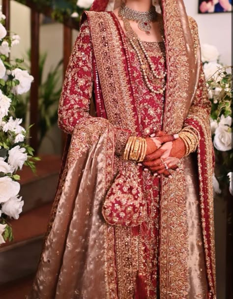 Bridal Garara Design Nikah Red, Nikkah Outfit With Red Dupatta, Red Farshi Gharara, Nikah Red Dupatta, Red Gharara Bridal, Nikah Ideas, Dupatta Setting, Barat Dress, Bunto Kazmi