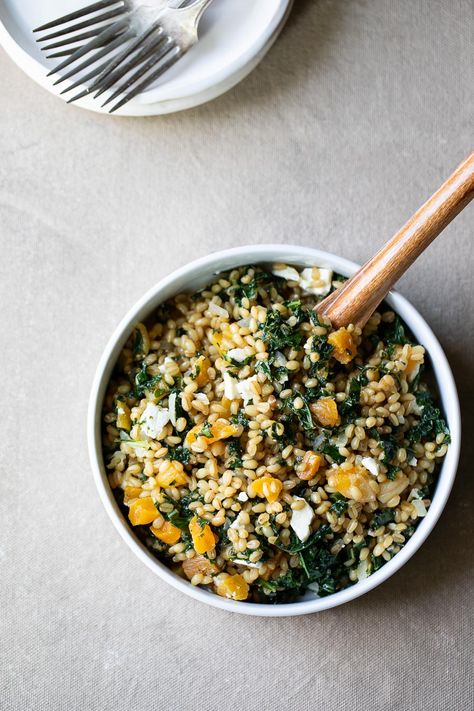 Apricot Salad, Cauliflower Rice Salad, Farro Salad Recipes, Salad Spinach, Kale Recipe, Salad Kale, Kale Quinoa Salad, How To Cook Kale, Vegan Ricotta