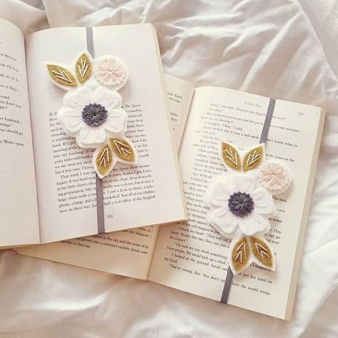 Marque-pages Au Crochet, Penanda Buku, Felt Bookmark, Idee Cricut, Planner Bands, Creative Bookmarks, Felt Crafts Diy, Flower Bookmark, Pola Sulam