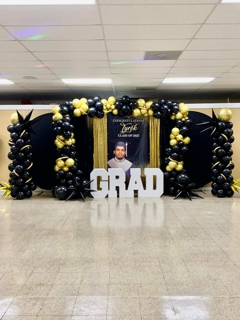 Graduation Gift Table, Grad Dinner, Graduation Leis Diy, High School Graduation Party Decorations, Graduation Party Backdrops, Graduation Table Decorations, Masquerade Party Decorations, Backyard Graduation Party, Boy Graduation