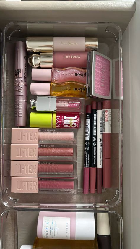 Belongings For Dr, Wish List Aesthetic, Lip Gloss Aesthetic, Things To Collect, Gloss Aesthetic, Mrs Bella, Lips Essentials, Chic Makeup, Makeup Obsession