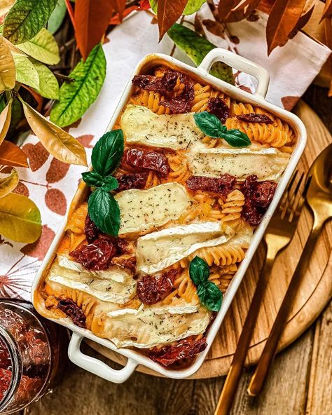 Sun-Dried Tomato Baked Pasta With Brie Cheese | Foodtalk Biscuits With Yeast, Cream Cheese Fruit Tart, Brie Cheese Recipes, Bread Crust, Angel Biscuits, Sundried Tomato Pasta, Light Summer Meals, Short Bread, Fried Tomatoes