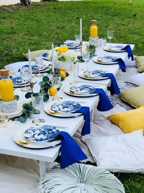 Lemon Picnic Decor, Lemon Picnic Theme, Lemon Themed Picnic, Picnic Layout Ideas, Picnic Table Decor Ideas, Mama Mia Picnic, Picnic Setting Ideas, Picnic Table Set Up, Outdoor Picnic Table Decor