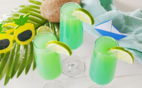 Best Mermaid Mimosas Recipe - How To Make Mermaid Mimosas Mimosa Recipe, Brunch Cocktails, Sangria Recipes, Champagne Cocktail, Pretty Drinks, Alcohol Drink Recipes, Drink Ideas, Alcohol Recipes, Fun Cocktails