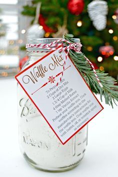 Homemade Waffle Mix Recipe with free printable mason jar lid labels and cooking instructions gift tag! Great Christmas or Holiday gift for teachers, family and friends! Mason Jar Food Gifts, Homemade Waffle Mix, Mason Jar Food, Waffle Mix Recipes, Jar Food Gifts, Homemade Waffle, Homemade Dry Mixes, Breakfast In A Jar, Jar Food