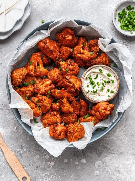 Bbq Cauliflower Wings, Vegan Cauliflower Wings, Meatless Dinners, Cauliflower Chicken, Bbq Cauliflower, Crispy Cauliflower, Whole 30 Snacks, Buffalo Cauliflower Bites, Bbq Wings