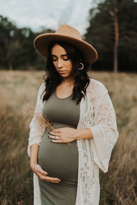 Maternity Shoot Outfits, Fall Maternity Photoshoot, Fall Maternity Shoot, Maternity Shoot Outfit, Maternity Picture Outfits, Fall Maternity Photos, Fall Maternity Outfits, Maternity Photography Poses Outdoors, Maternity Photography Poses Couple