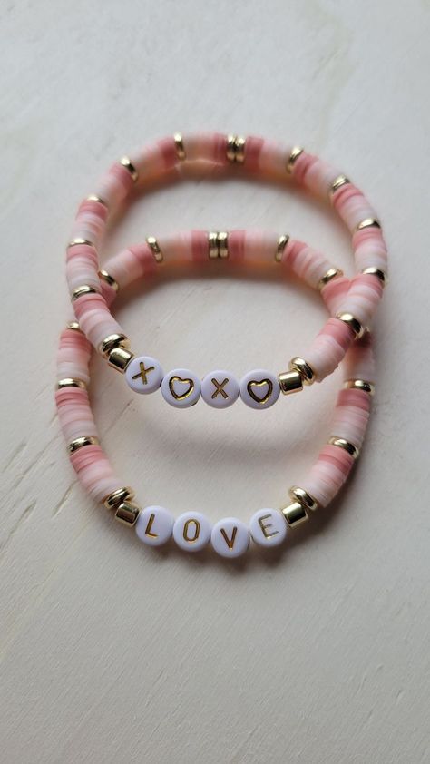 Clay Bead Word Bracelet Ideas, Clay Bracelets With Words, Poly Clay Beads Bracelets, Xoxo Clay Bead Bracelet, Polymer Beads Bracelet, Polymer Clay Bead Bracelet Patterns, Beaded Clay Bracelets, Cute Things To Write On Bracelets, Friendship Bracelet Clay Beads