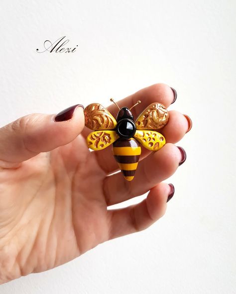 Creating Bee Brooch from Polymer Clay – tutorial for beginners and professionals Polymer Clay Bee Tutorials, Polymer Clay Sculpture Ideas For Beginners, Polymer Clay Brooch Ideas, Clay Bees, Polymer Clay Bee, Bee Clay, Clay Diys, Polymer Clay Brooch, Clay Brooch