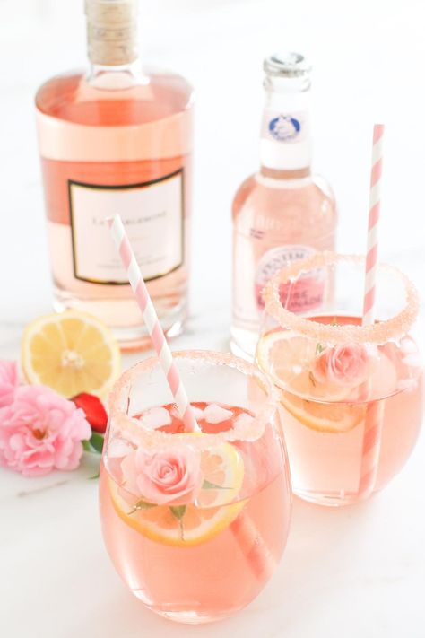 pink cocktails Rosé Cocktail, Cointreau Cocktail, Rose Cocktail Recipes, Tonic Cocktails, Bridal Shower Drinks, Yes Way Rose, Sparkling Lemonade, Tapeta Z Hello Kitty, Rose Lemonade