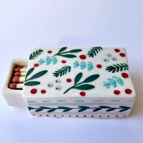 Box Regalo, Wooden Pins, Clay Box, Artist Project, Diy Air Dry Clay, Ceramic Boxes, Pottery Inspo, Hand Building, Cute Car Accessories