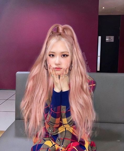 Rose Hair Blackpink, Rosé Blackpink Hairstyle, Rosé Short Hair, Rosa Blackpink, Rose Pink Hair, Bow Hairstyles, Chica Cool, Low Bun Hairstyles, Hair Bun Tutorial