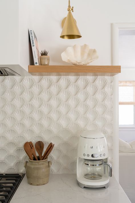 Seashell backsplash by Cletile - Retro Kitchen at Shellback Cottage in Manhattan Beach, CA Link to Stay: https://www.airbnb.ie/rooms/925345511118006572?guests=1&adults=1&s=67&unique_share_id=5ac511b0-795e-4541-b779-d52c3ee1ae0d Beachy Kitchens, Coastal Kitchen Ideas, Coastal Kitchen Decor, Beach House Interior Design, Beach Kitchens, Coastal Aesthetic, Grey Countertops, Beach House Kitchens, Hawaii Homes