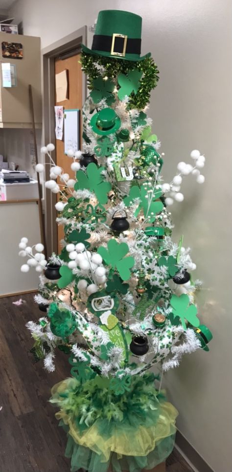 St Patrick's Day Tree, Seasonal Tree, St Patrick Day Treats, St Patrick's Day Decorations, Work Room, Black Tree, March 17th, Christmas Tree Themes, Holiday Tree