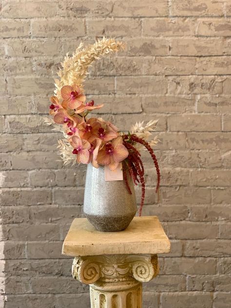 #moon #uae #ramadan #ramadankareem Eid Flower Arrangement, Ramadan Flowers, Eid Ideas, Ramadan Decor, Eid Decoration, Vase Arrangements, Ramadan Decorations, Event Flowers, Tulips Flowers