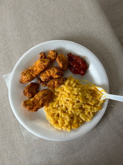 Spicy chicken nuggets with mac and cheese #collegelife #collegemeals #meals #mealprep #recipe Mac And Cheese With Chicken Nuggets, Spicy Chicken Nuggets, Mealprep Recipe, College Meals, Hee Hee, Dinner Meals, Anime Food, Mac N Cheese, Easy Food