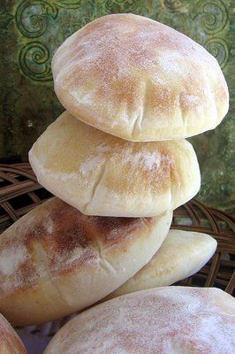 Under the High Chair: DIY: Pita Bread Arabisk Mad, Pita Recipe, Pane Pita, Homemade Pita, Pita Recipes, Arabic Dessert, Cloud Bread, Think Food, Pita Bread