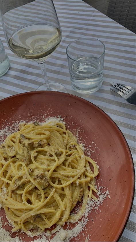 A plate of carbonara pasta in italy with white wine Carbonara Italy, Pasta Carbonara, Carbonara Pasta, Spaghetti Carbonara, Travel Ideas, White Wine, Spaghetti, Pasta, Wine