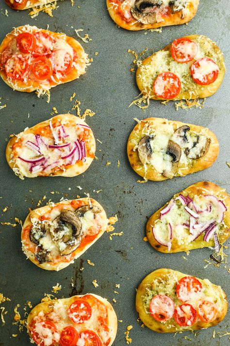 Tapas Pizzas – This tapas pizza recipe is made with Mahon-Mencora cheese, mini naan breads, and fresh veggies for a delicious bite-sized appetizer. Pizza With Bread, Christmas Tapas, Mini Pizza Appetizers, Tapas Ideas, Mini Naan, Rye Bread Recipe, Mini Pizza Bites, Naan Bread Pizza, Pizza Appetizers