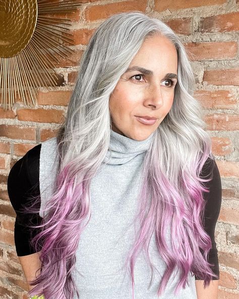 Long Feathered Gray Haircut with Pink Ends Long Hair Older Women, Long Hairstyles For Women, Loose French Braids, Women Haircuts Long, Grey Hair Over 50, Grey Hair Inspiration, Hairstyles For Women Over 60, Hair Adviser, 50 Hair