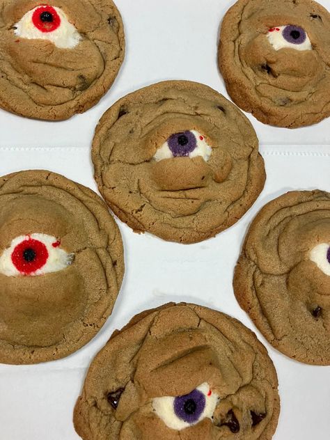 Chocolate Chip Halloween Cookies, Halloween Themed Cookies, Homemade Halloween Cookies, Spooky Halloween Cookies, Halloween Desserts Scary, Scary Desserts, Eyeball Cookies, Halloween Cookie Designs, Spooky Cookies