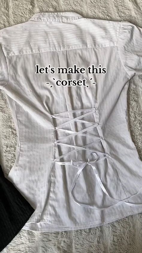 Corset Top Tutorial, Upcycling Clothes, Easy Diy Clothes, Diy Clothes Hacks, Essentials Aesthetic, Upcycle Clothes Diy, Diy Clothes Design, Diy Vetement, Diy Upcycling