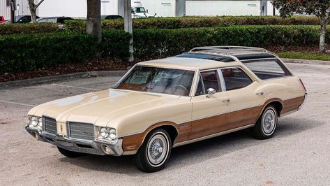 M.C.A.N.T.O.C.O.C on Instagram: "Wagon Wednesday 1! Class of 1971! Oldsmobile Vista Cruiser wagon! . . . #car#cars#auto#automobile#americanclassiccar#americana #americancars#americancar#classic#classiccar #classiccars#coolcar#coolcars#americanclassic#vintagecar #vintageamerican#vintagecars #olds#oldsmobile#vistacruiser#oldsvistacruiser#oldsmobilevistacruiser#oldslove#oldslovers#oldsmobilelove#oldsmobilelovers#vistacruiserlove#vistacruiserlovers#wagonwednesday#wagonwednesdays Photo Credit: Mec Oldsmobile Vista Cruiser, Ice Car, Vista Cruiser, Sports Wagon, Oldsmobile 442, Chrysler New Yorker, Cars Auto, American Sports, Futuristic Cars